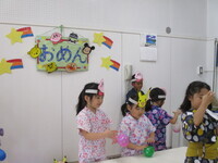 お面屋さんの様子の写真