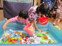 金魚すくいの様子の写真