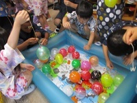 ヨーヨー釣りの様子の写真