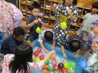 3歳クラスのヨーヨー釣りの様子の写真