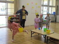 的あてしている子どもの写真