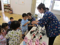 お面屋さんのくじ引きの様子の写真