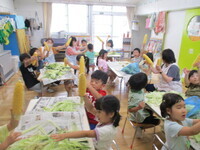 剥き終わってトウモロコシを持っている様子の写真