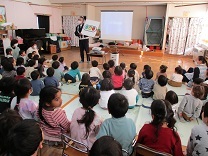 お巡りさんの話を聞く様子の写真