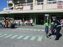 横断歩道を渡る練習の様子の写真