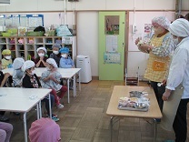 職員の話を聞く子どもたちの様子の写真