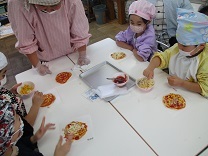 ピザを作る様子の写真