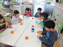 ピザを食べる様子の写真