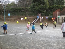 子どもたちが羽根つきをする様子の写真