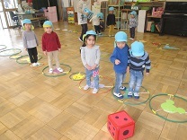 子どもたちがすごろくをする様子の写真