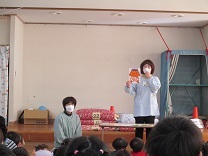 職員が出し物をしている様子の写真