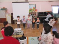 誕生カードをうけとった子どもたちの様子の写真