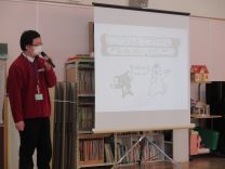 もったいないことの説明をしている日野市職員の写真