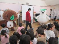 エコアラ、エコクマが登場し喜んでいる子どもたちの写真