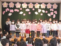 4歳児の子どもたちが舞台で発表している様子の写真