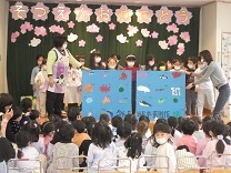 卒園製作を見せているところの写真