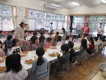 子どもたちが会食している様子の写真
