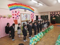 卒園児が歌っている様子の写真