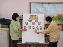 お雛様の紹介をしているところの写真