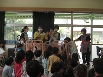 新入園児の紹介をしている様子の写真