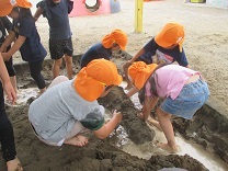 どろんこあそびをしているところの写真