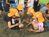 どろんこあそびをしているところの写真