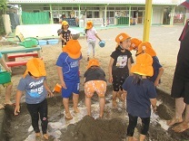 どろんこあそびをしているところの写真