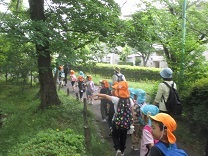 子どもたちが歩いてる様子の写真