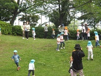 子どもたちが遊んでいる様子の写真