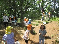 子どもたちが遊んでいる様子の写真