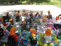 お弁当を食べているところの写真