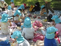 お弁当を食べているところの写真