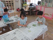 グリーンピースのさや剥きをしているところの写真