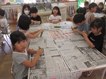 そらまめのさや剥きをしているところの写真