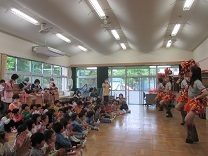 ダンスを見る子どもたちの写真