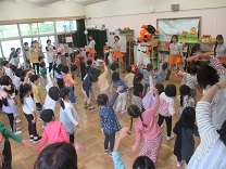 ジャビット君と一緒に踊る子どもたちの写真