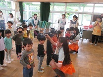 帽子をもらうこどもたちの写真