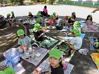 写真:お弁当をみんなで食べる様子