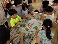 写真:小さいクラスも見に来た様子