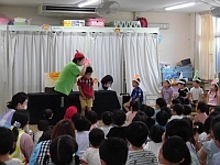 写真:出し物に誕生児が参加しているところ