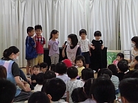 写真:誕生児のインタビューの様子