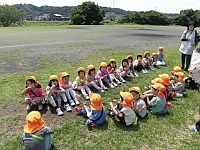 写真:4歳児がおやつを食べる様子