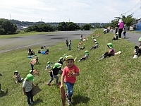 写真:繰り返して土手滑りをする様子
