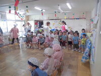 写真:調理保育で身支度を整えている