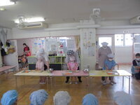 写真:きりん組が野菜を切っている