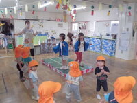 写真:らいおんぐみが踊りのコーナーをしている