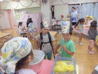 写真:きりんぐみがお店を回っている