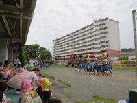 写真:らいおん組がおみこしをかついでいる