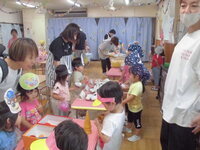 写真:うさぎぐみのお店屋さんをお客さんがみている