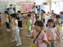 楽しく踊る4歳児の写真